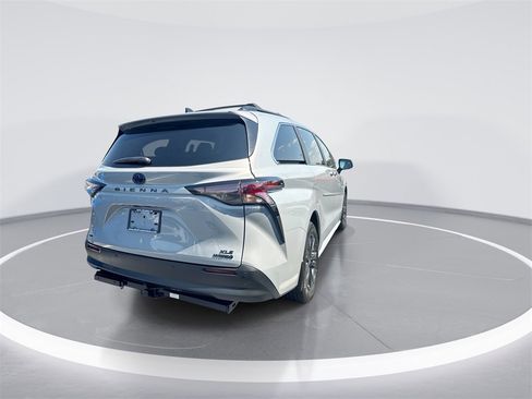 Used 2024 Toyota Sienna XLE Woodland Edition image 8