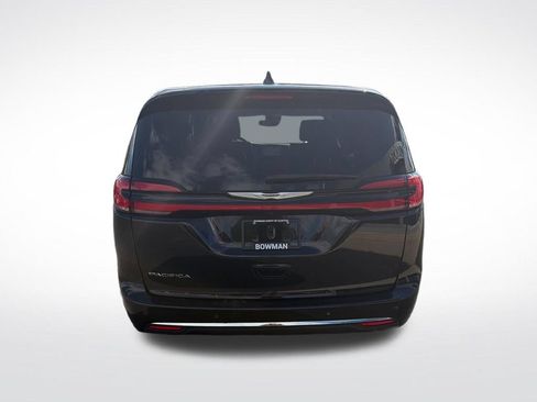 Used 2024 Chrysler Pacifica Touring-L FWD image 9