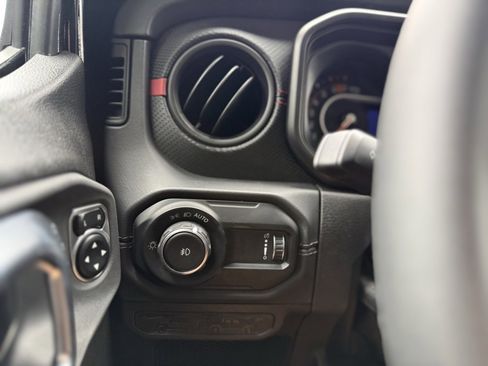 Used 2025 Jeep Wrangler Unlimited Rubicon image 28