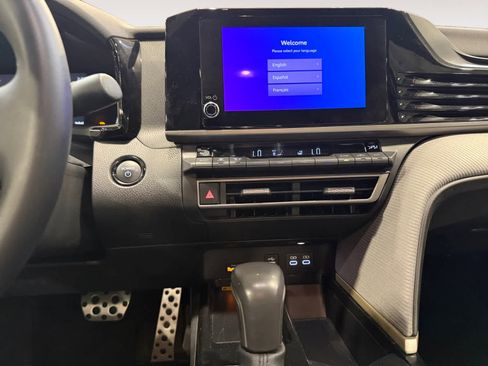 Used 2025 Toyota Camry SE image 12