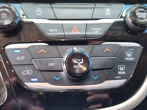 Used 2021 Chrysler Voyager Lxi image 14