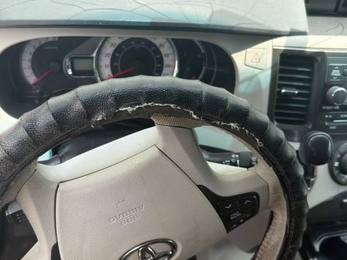 Used 2014 Toyota Sienna SE FWD image 7