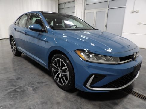 Used 2026 Volkswagen Jetta SE FWD image 2