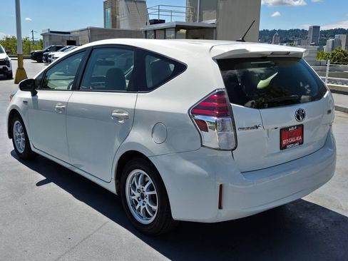 Used 2017 Toyota Prius V Two FWD image 5