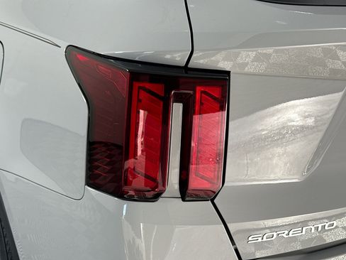 Used 2024 Kia Sorento S image 36