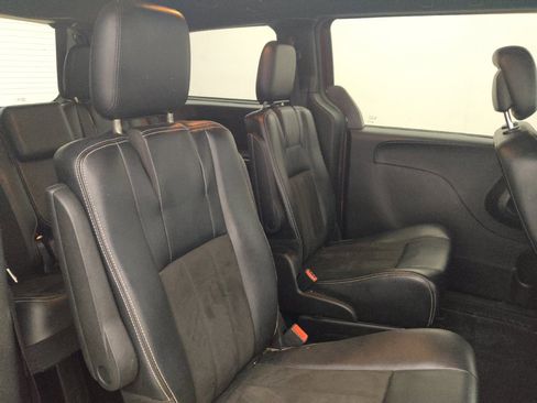 Used 2019 Dodge Grand Caravan SXT w/ Blacktop Package FWD image 19