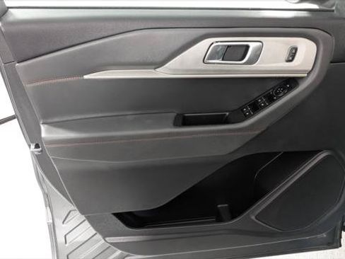 Used 2025 Ford Explorer Active RWD image 13
