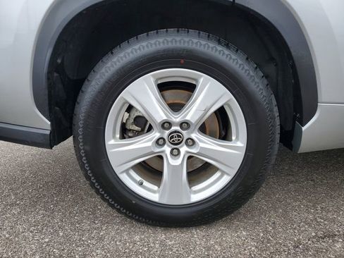 Used 2023 Toyota Highlander LE image 6