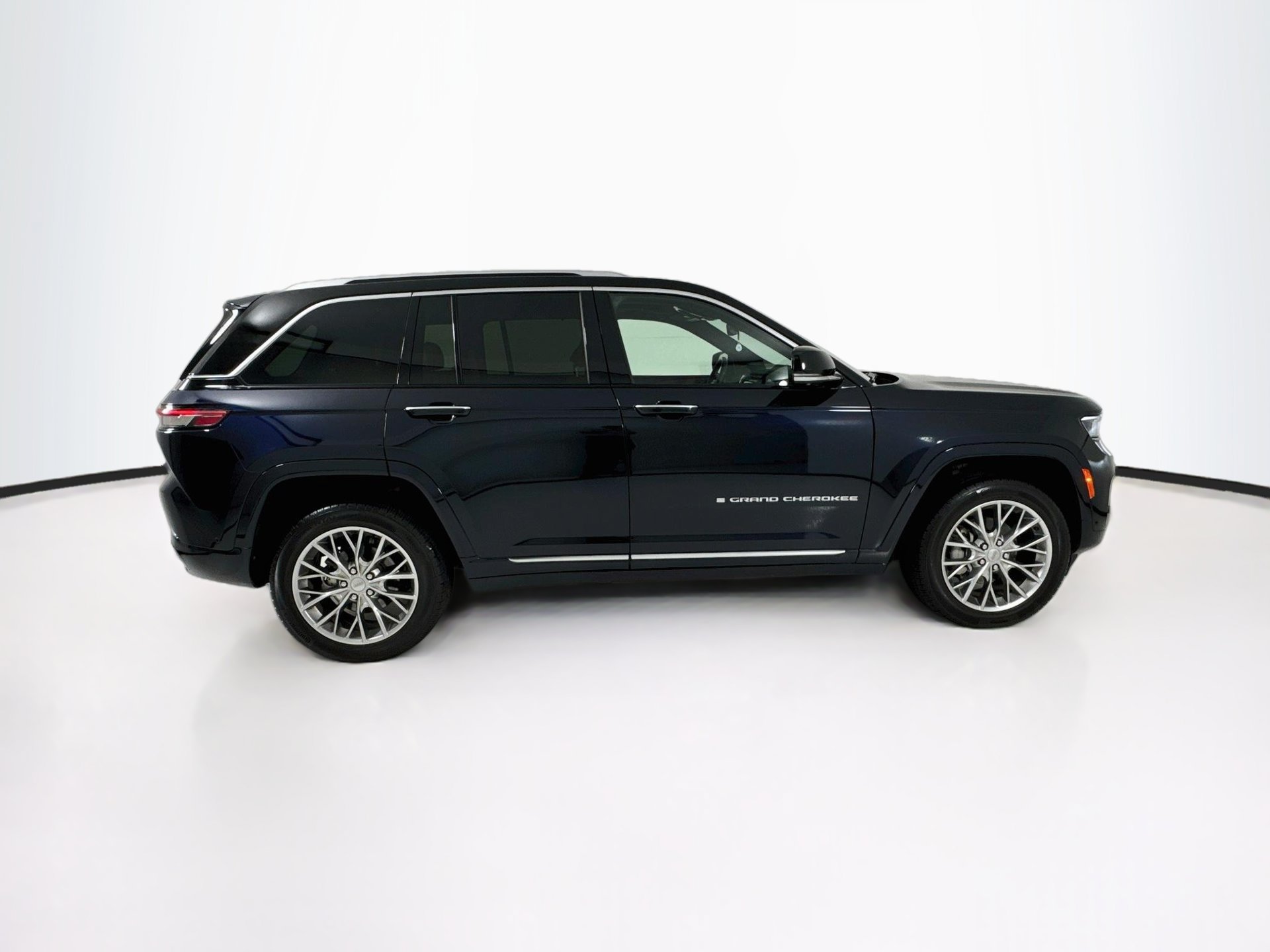 Used 2023 Jeep Grand Cherokee Summit w/ Luxury Tech Group V RWD image 9