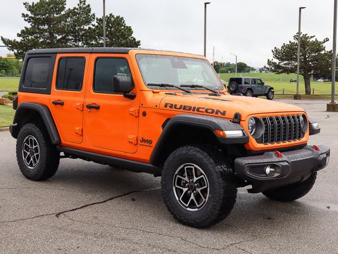 Used 2025 Jeep Wrangler Unlimited Rubicon w/ Convenience Group image 3