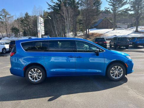 New 2026 Chrysler Pacifica Select AWD/4WD image 4