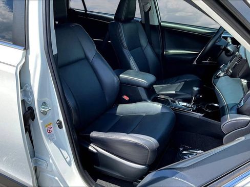 Used 2018 Toyota RAV4 Limited FWD image 31
