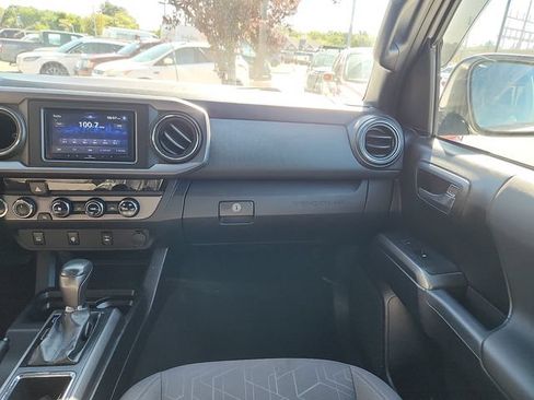 Used 2017 Toyota Tacoma TRD Off-Road w/ Tow Package (A/T) AWD/4WD image 10