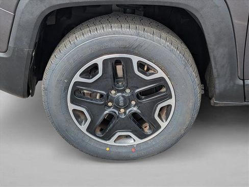 Used 2017 Jeep Renegade Trailhawk w/ Premium Trailhawk Package AWD/4WD image 9