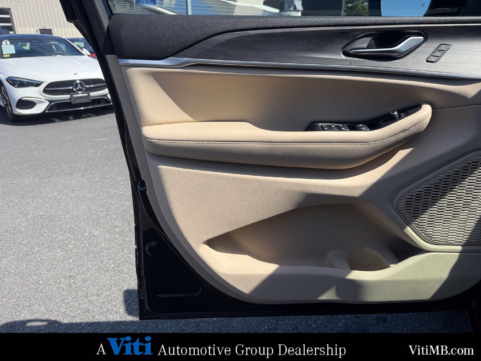 Used 2023 Jeep Grand Cherokee Limited AWD/4WD image 16