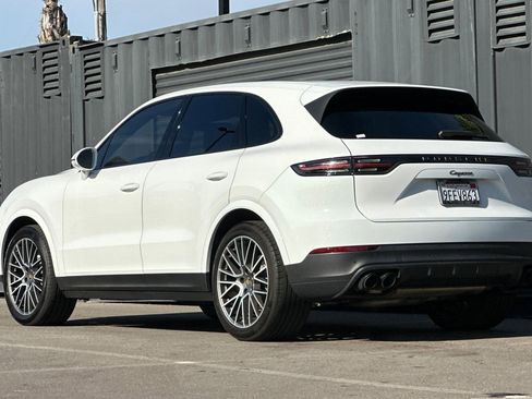 Used 2023 Porsche Cayenne Platinum Edition image 3