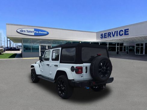 Used 2022 Jeep Wrangler Unlimited Sahara w/ Cold Weather Group AWD/4WD image 6