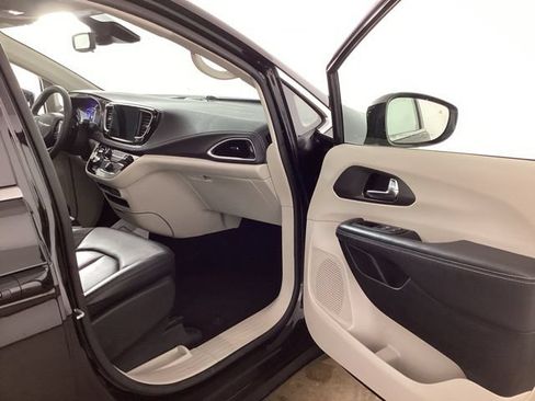 Used 2024 Chrysler Pacifica Limited FWD image 17