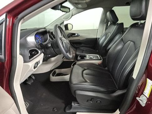 Used 2023 Chrysler Pacifica Touring-L FWD image 11