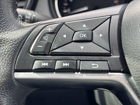 Used 2017 Nissan Rogue SV w/ SV Premium Package image 18