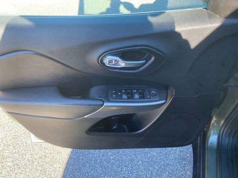 Used 2019 Jeep Cherokee Latitude w/ Popular Appearance Group image 11