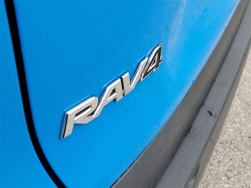Used 2021 Toyota RAV4 LE image 6