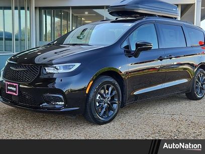 New 2025 Chrysler Pacifica Select w/ Fav Edition Package