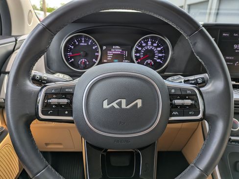 Certified 2024 Kia Carnival LX FWD image 22