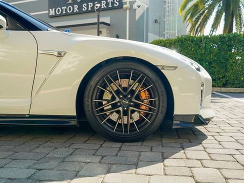 Used 2021 Nissan GT-R Premium image 32