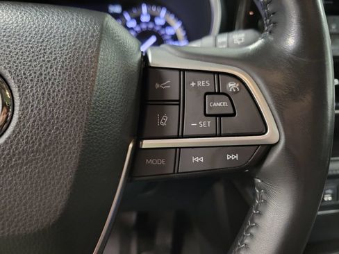 Used 2022 Toyota Highlander XLE AWD/4WD image 27