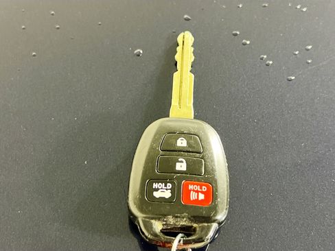 Used 2015 Toyota Camry LE image 35