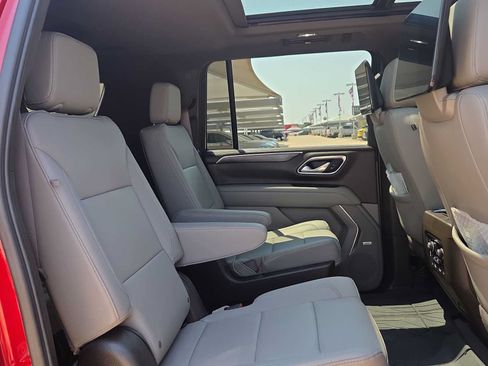 Used 2024 Chevrolet Suburban LT w/ LT Signature Package RWD image 17