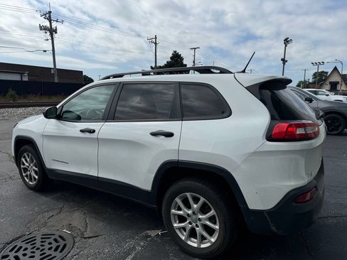 Used 2017 Jeep Cherokee Sport w/ Cold Weather Group FWD image 4