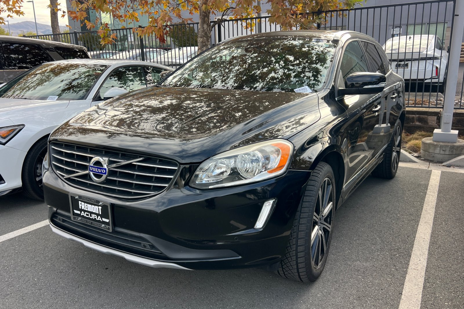 Used 2016 Volvo XC60 T5 Premier w/ Proximity Package FWD image 2