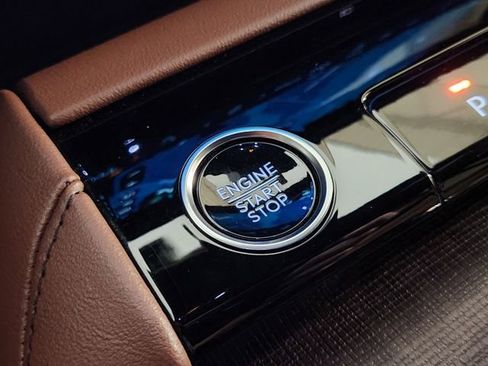 Used 2025 Lincoln Navigator Reserve image 21