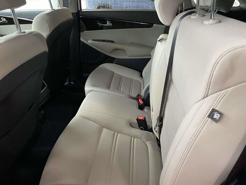 Used 2020 Kia Sorento LX image 21