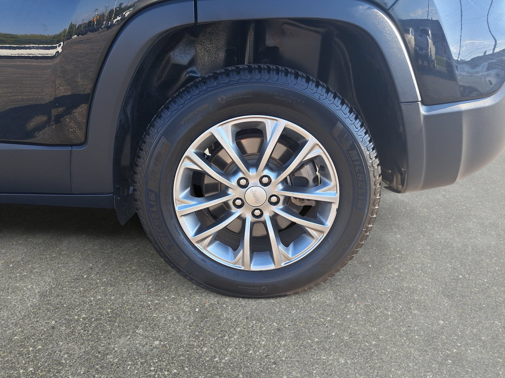 Used 2019 Jeep Cherokee Latitude Plus w/ Cold Weather Group AWD/4WD image 32