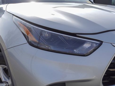 Used 2024 Toyota Highlander LE image 3