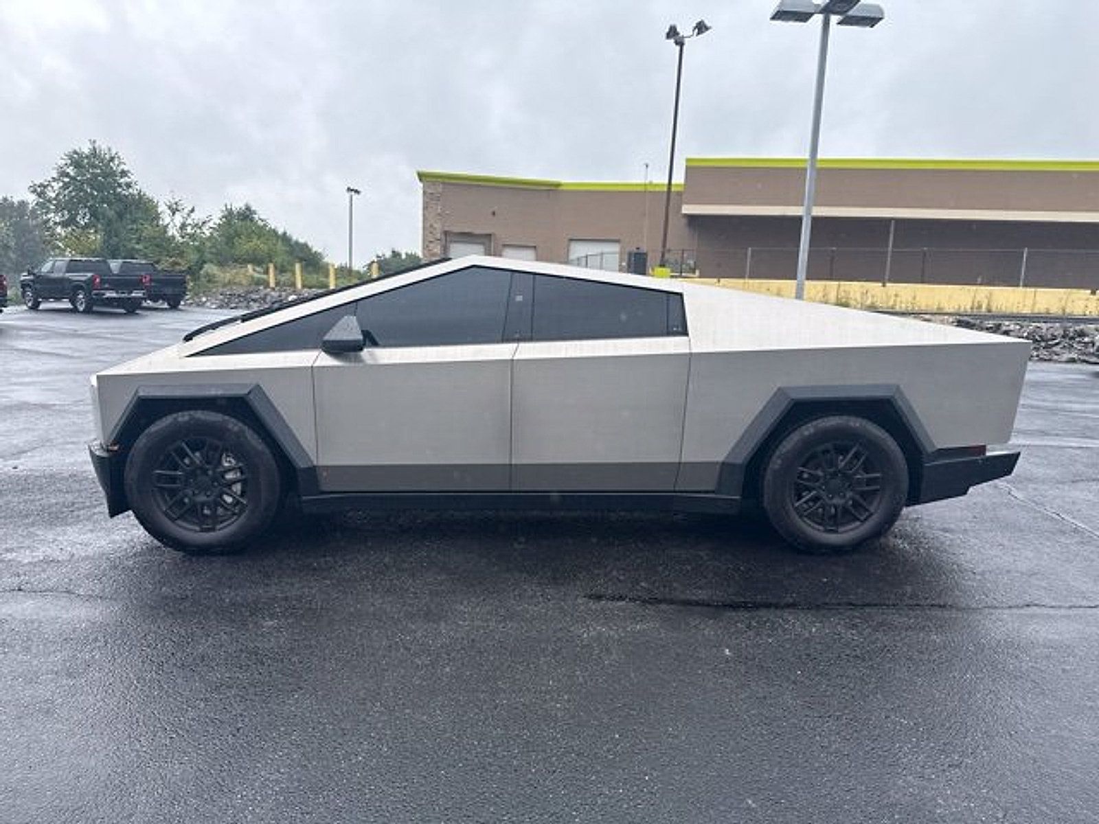 Used 2025 Tesla Cybertruck AWD Crew Cab image 9