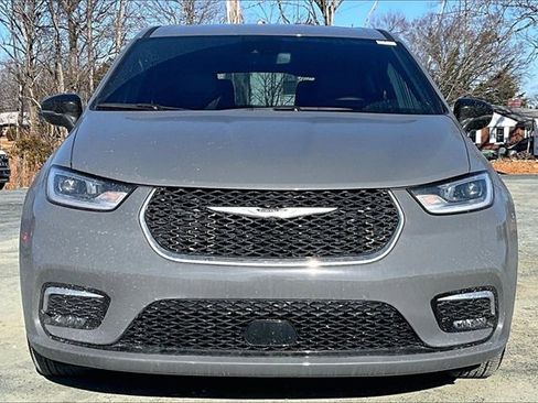 Used 2025 Chrysler Pacifica Select image 7