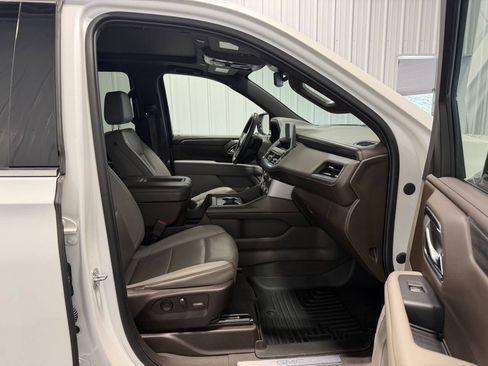 Used 2023 GMC Yukon XL SLT w/ SLT Premium Package AWD/4WD image 11