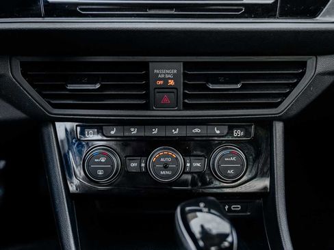 Used 2023 Volkswagen Jetta SE image 30