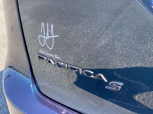 Used 2025 Chrysler Pacifica Limited FWD image 36