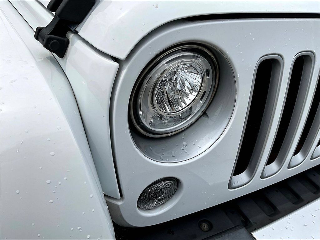 Used 2017 Jeep Wrangler Sahara w/ Connectivity Group AWD/4WD image 30