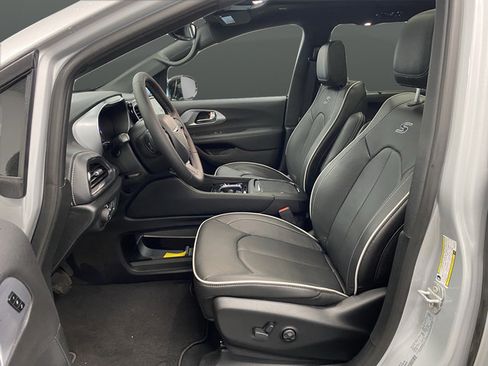 New 2026 Chrysler Pacifica Limited w/ S Appearance Package AWD/4WD image 4