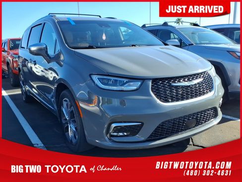 Used 2022 Chrysler Pacifica Pinnacle AWD/4WD image 1