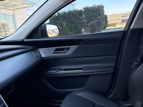 Used 2017 Jaguar XF 35t image 3