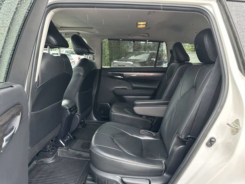Used 2020 Toyota Highlander Limited FWD image 25