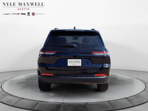 New 2025 Jeep Grand Cherokee Altitude image 15