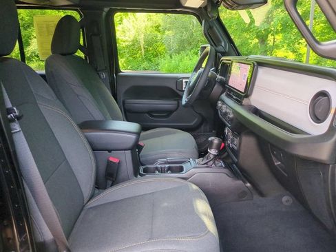 Used 2024 Jeep Wrangler Unlimited w/ Convenience Group AWD/4WD image 27